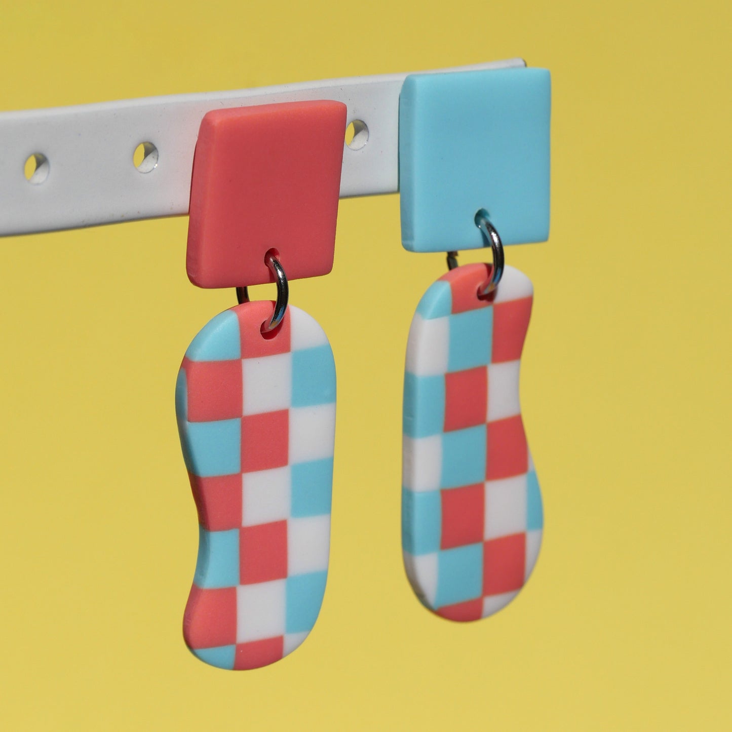 Boucles d'oreilles - Damier bleu, blanc, corail | Collection Doris SOLDES