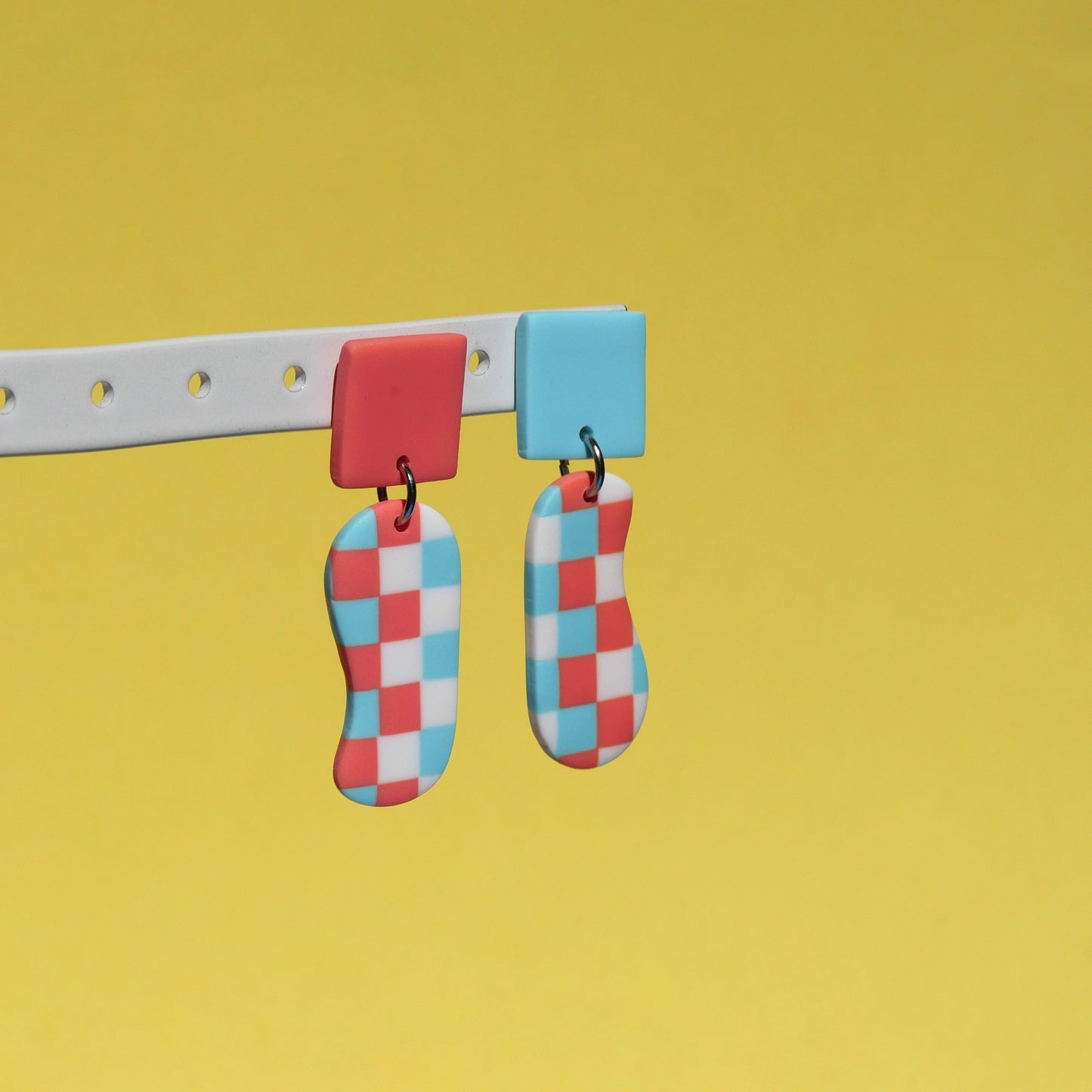 Boucles d'oreilles - Damier bleu, blanc, corail | Collection Doris SOLDES