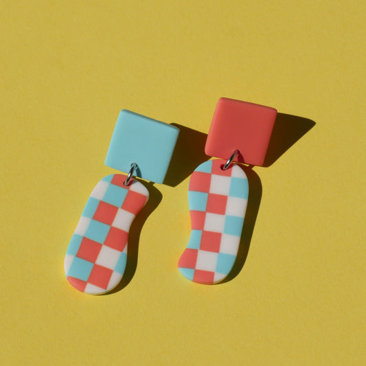 Boucles d'oreilles - Damier bleu, blanc, corail | Collection Doris SOLDES