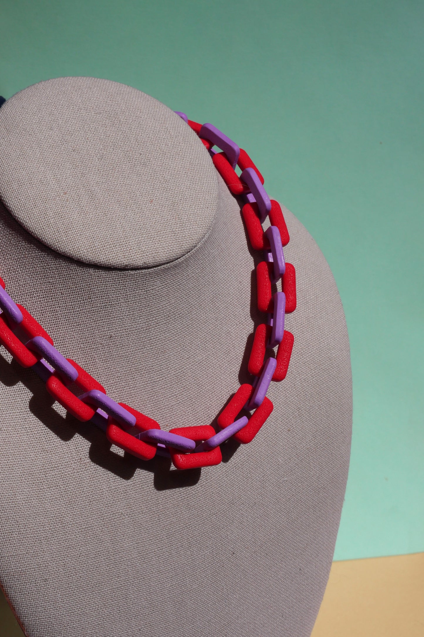 Collier chaîne - rouge & mauve | Collection Doris