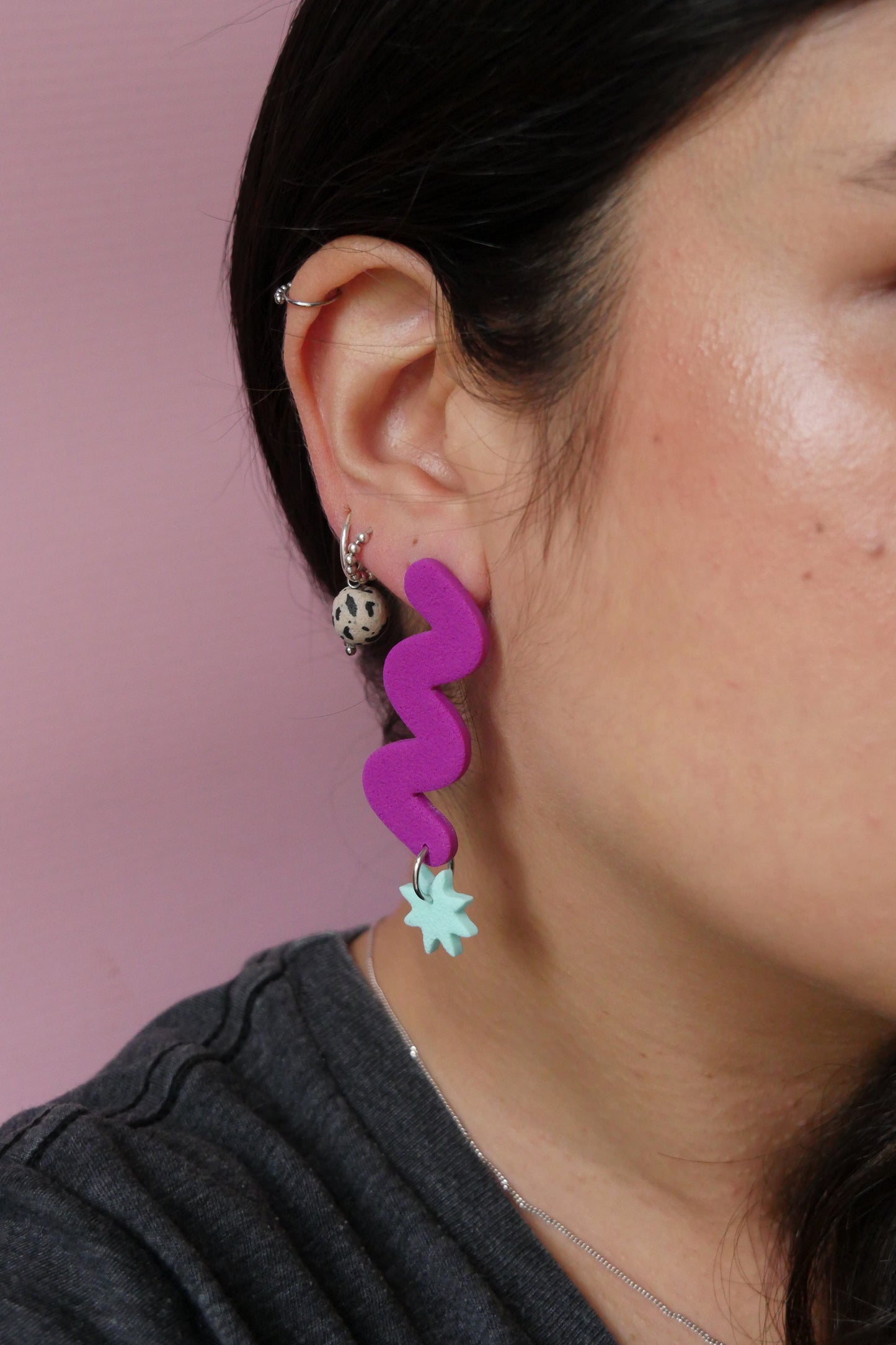 Boucles d'oreilles argile polymère - Asymétrique fushia  | Collection Millie