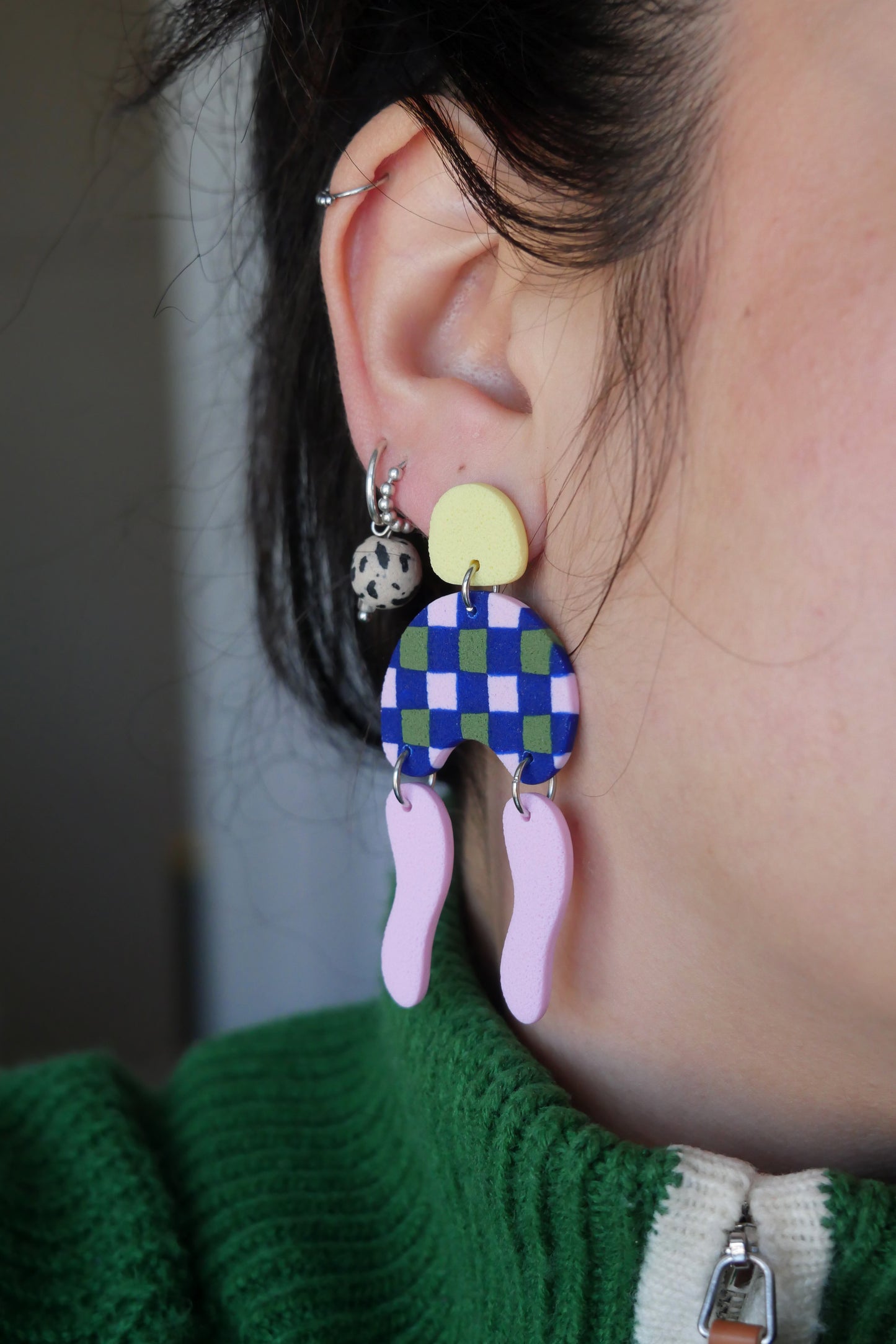 Boucles d'oreilles argile polymère - Damier bleu/vert/rose | Collection Ysé