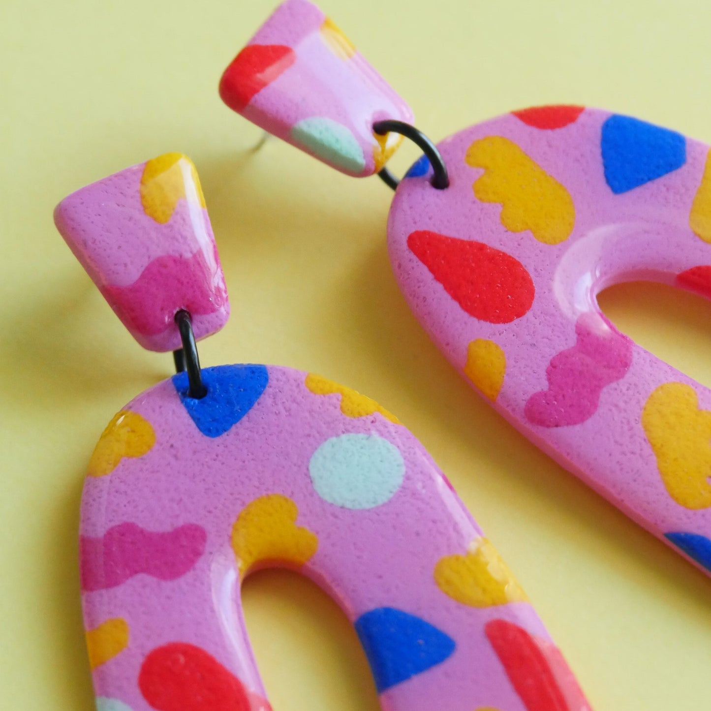 Boucles d'oreilles Solveig en argile polymère - Arch rose & confettis | Collection Permanente