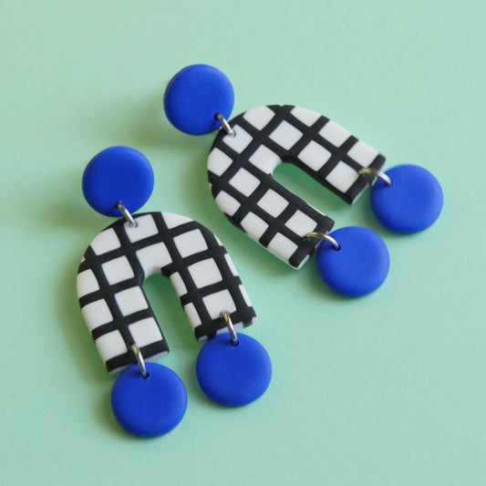 Boucles d'oreilles Arch carreaux et pastille bleu | Collection Permanente