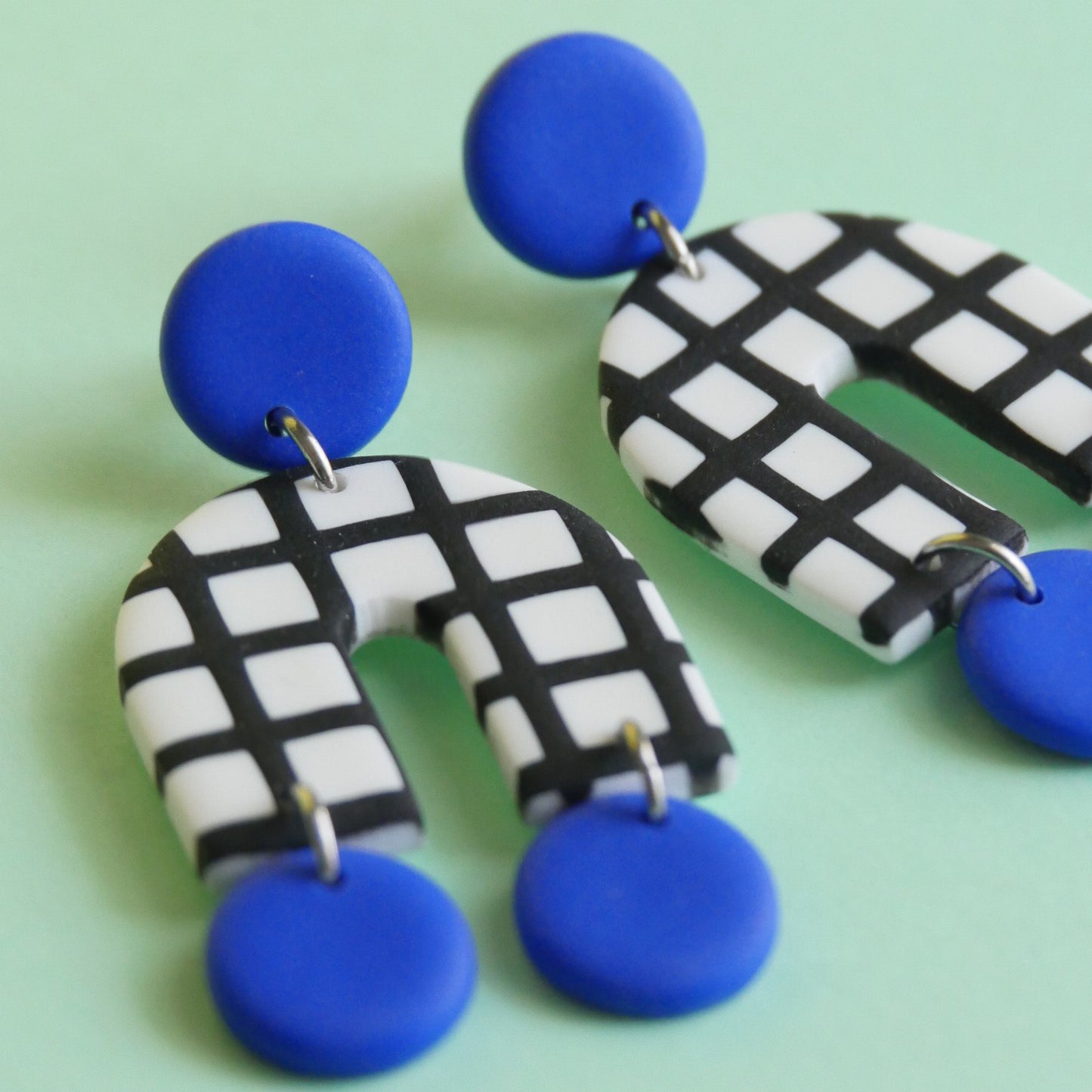 Boucles d'oreilles Arch carreaux et pastille bleu | Collection Permanente