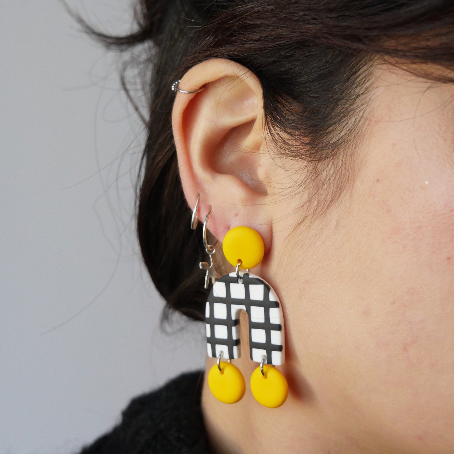 Boucles d'oreilles Arch carreaux et pastille jaune | Collection Permanente