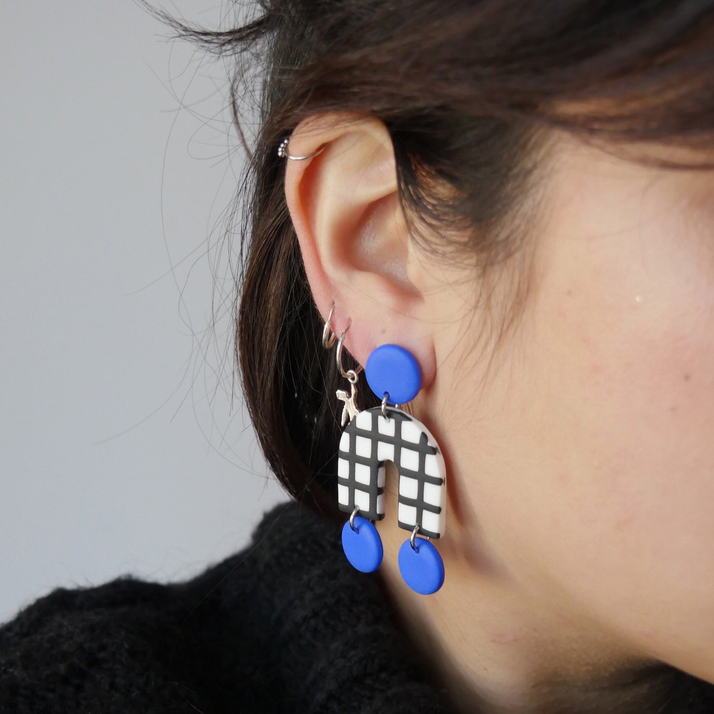 Boucles d'oreilles Arch carreaux et pastille bleu | Collection Permanente