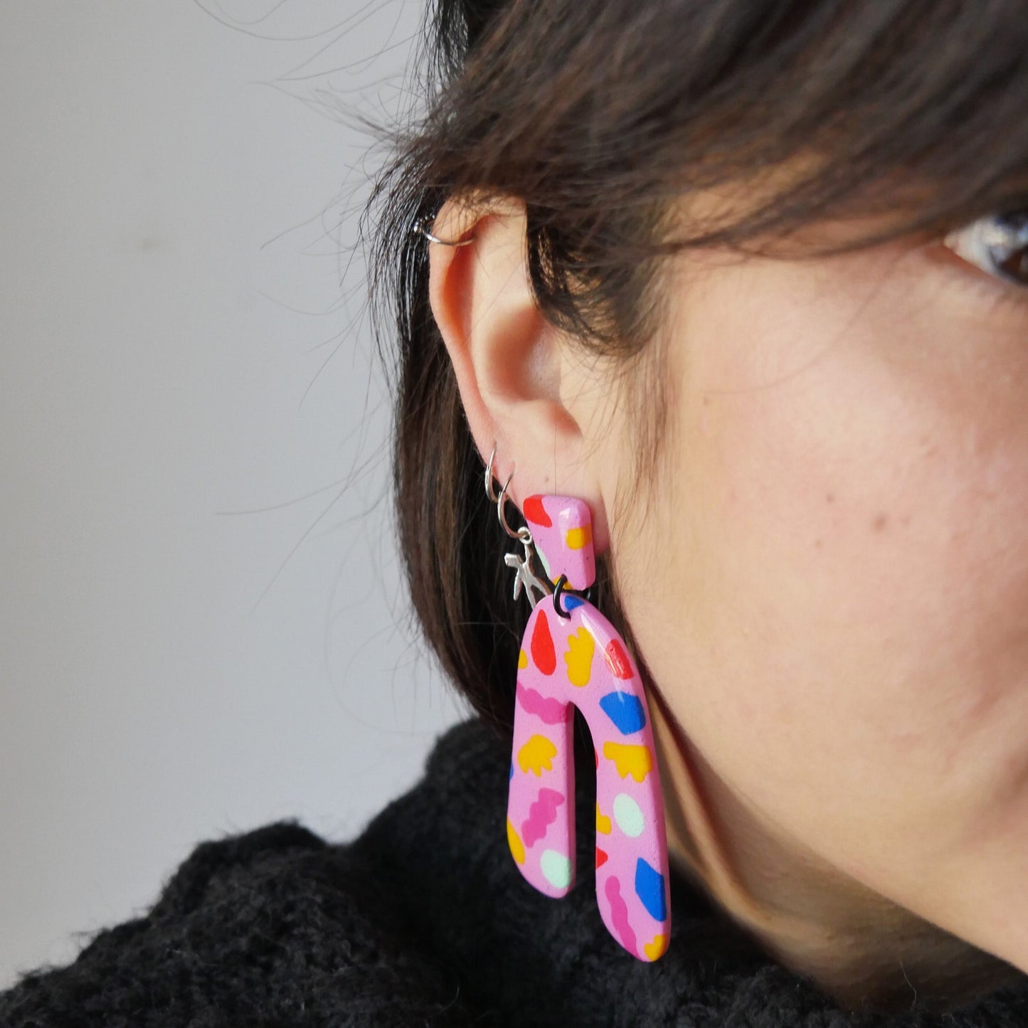 Boucles d'oreilles Solveig en argile polymère - Arch rose & confettis | Collection Permanente