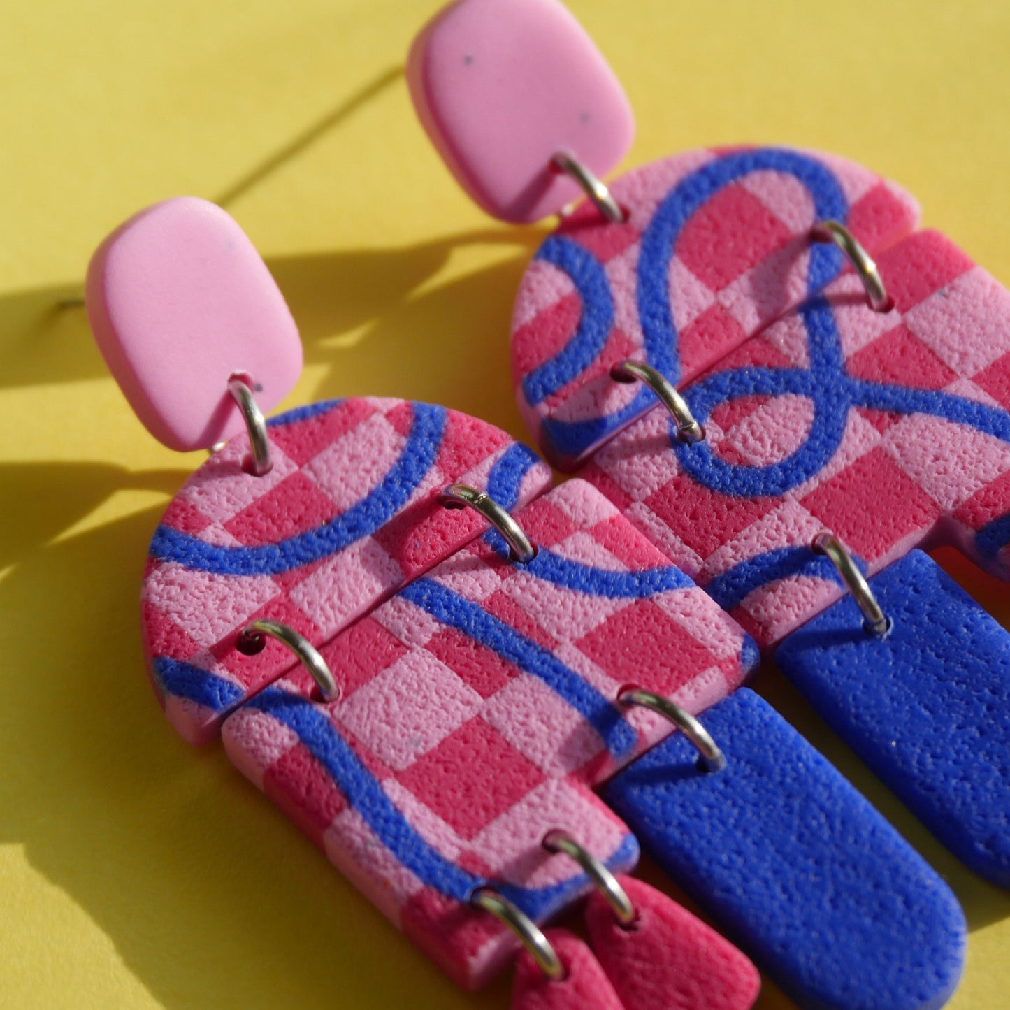 Boucles d'oreilles Louisette - damier rose & ligne bleu | SOLDES