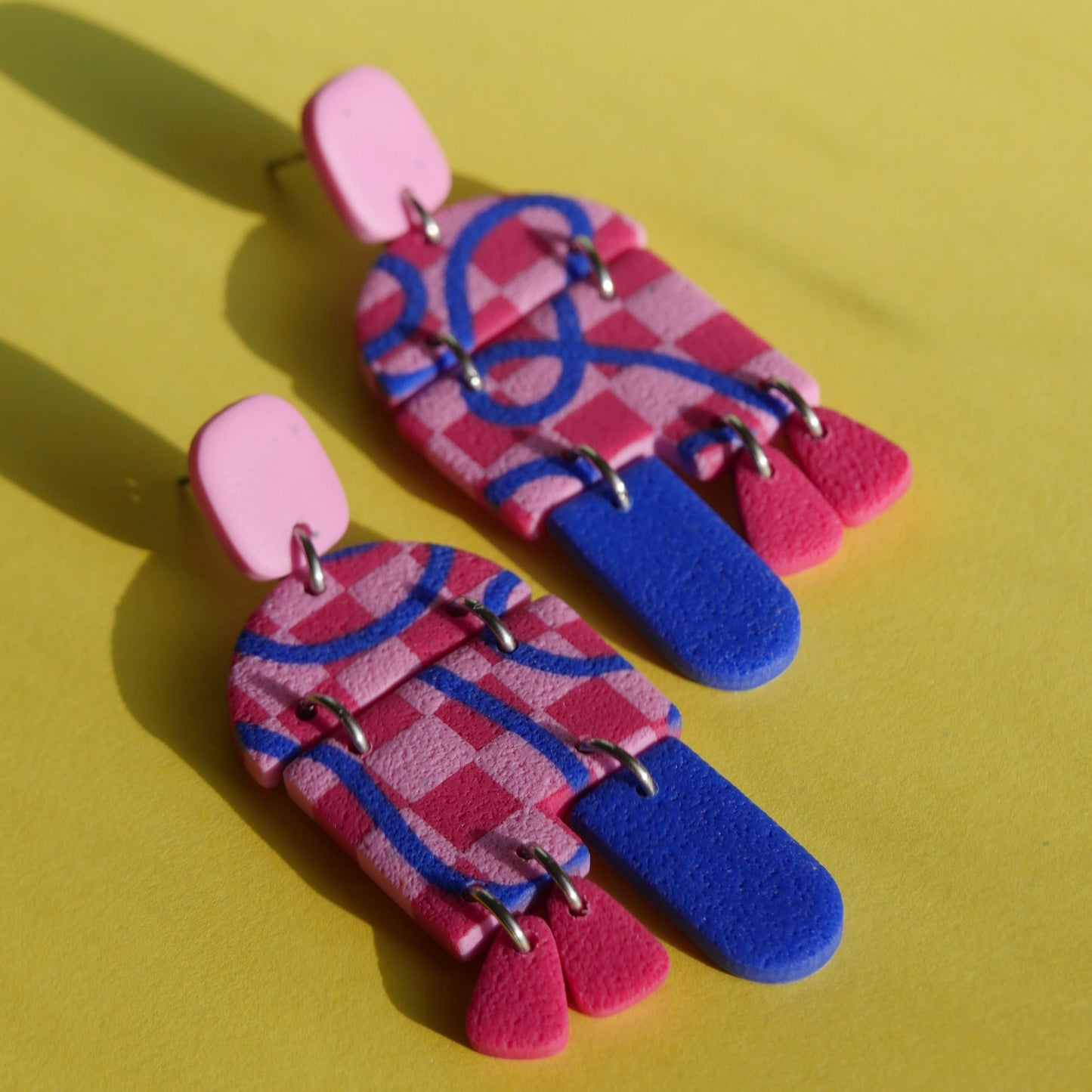 Boucles d'oreilles Louisette - damier rose & ligne bleu | SOLDES