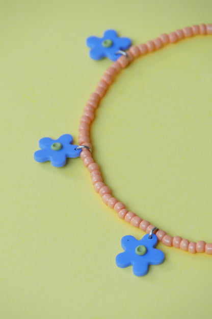 Collier en perles & argile polymère - corail & fleur bleu | Accessoires