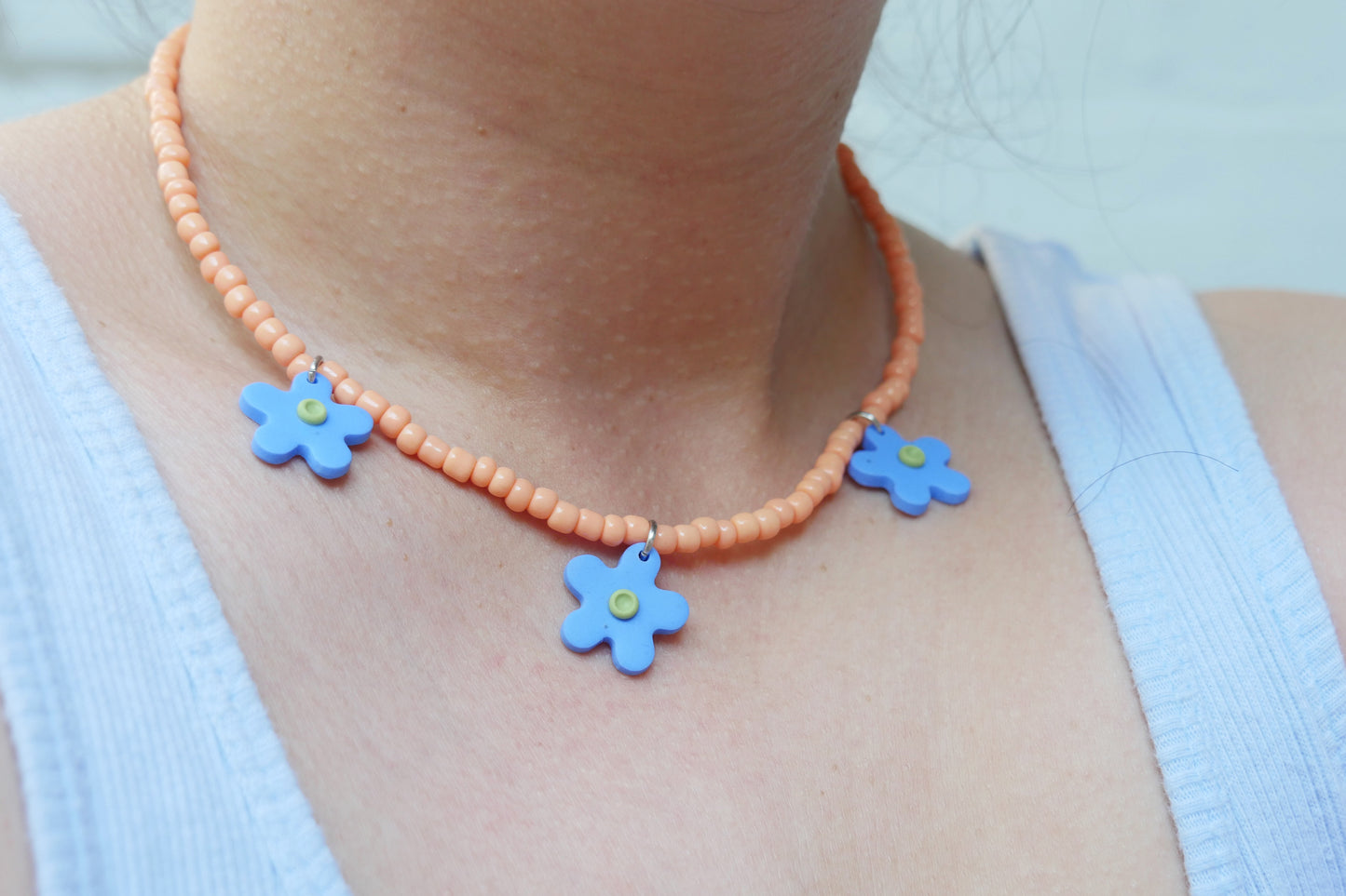 Collier en perles & argile polymère - corail & fleur bleu | Accessoires