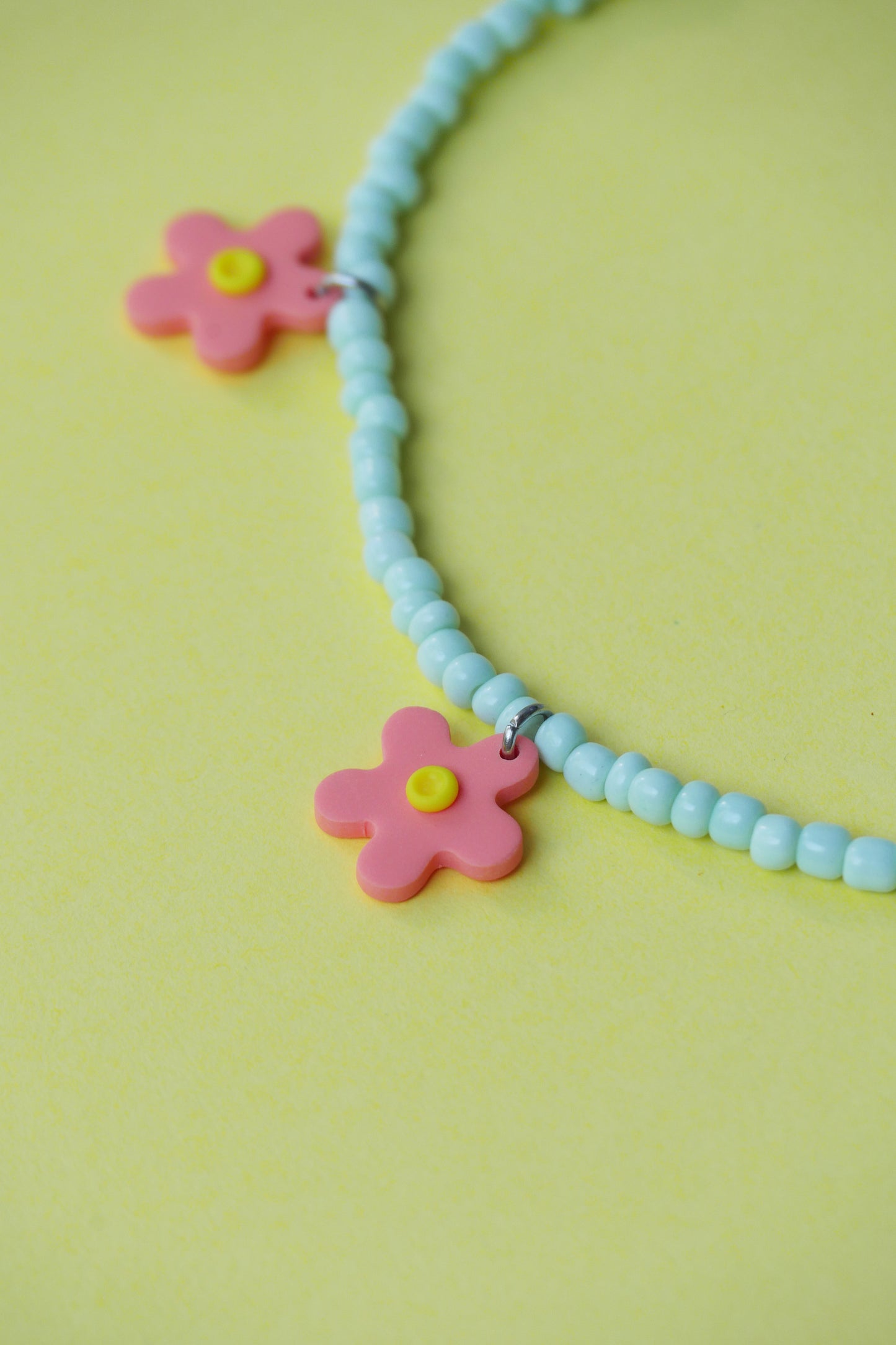 Collier en perles & argile polymère - vert à fleur corail | Accessoires