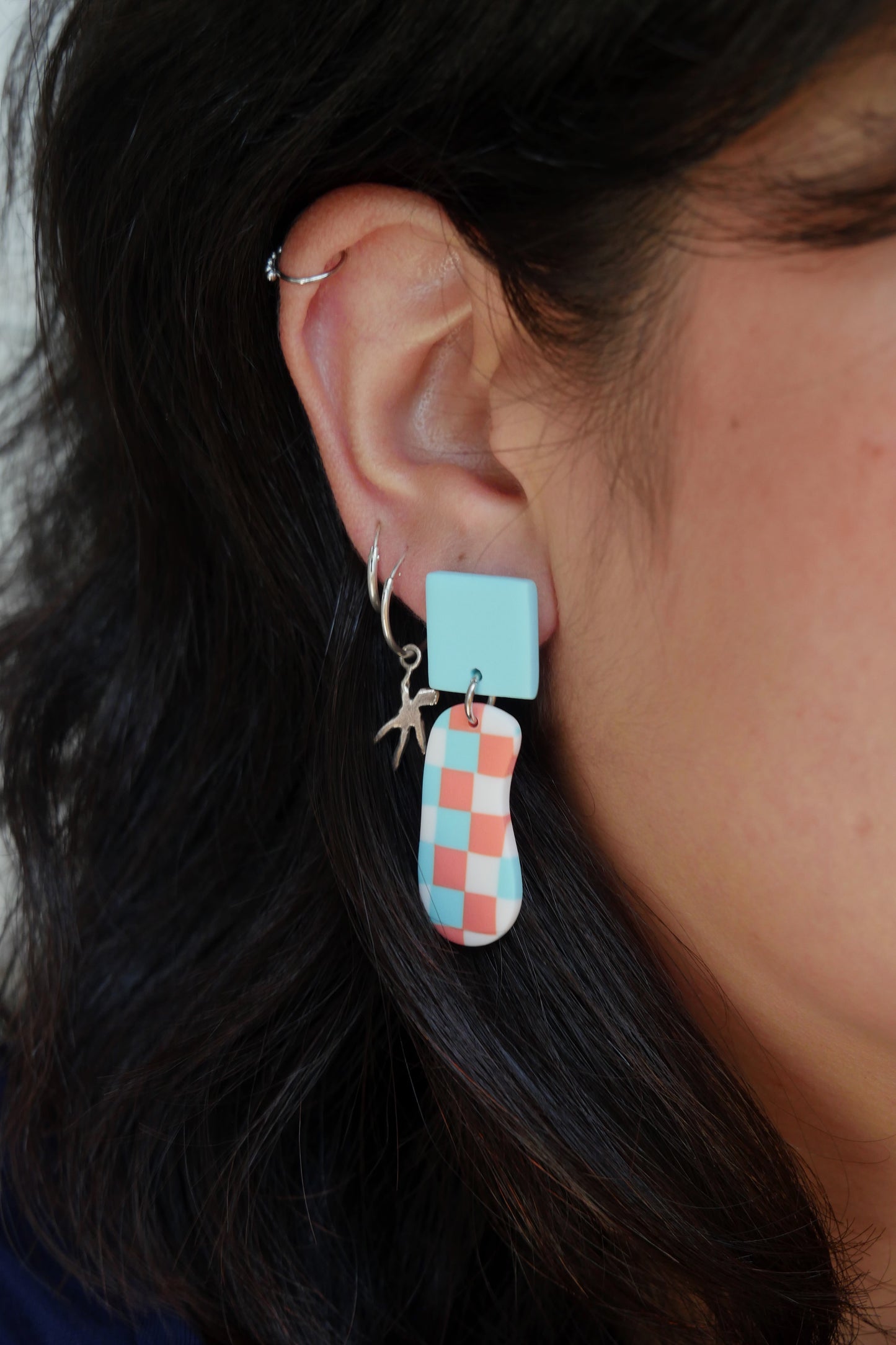 Boucles d'oreilles - Damier bleu, blanc, corail | Collection Doris