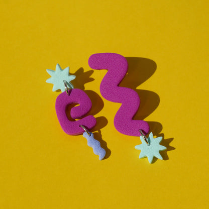 Boucles d'oreilles argile polymère - Asymétrique fushia  | Collection Millie