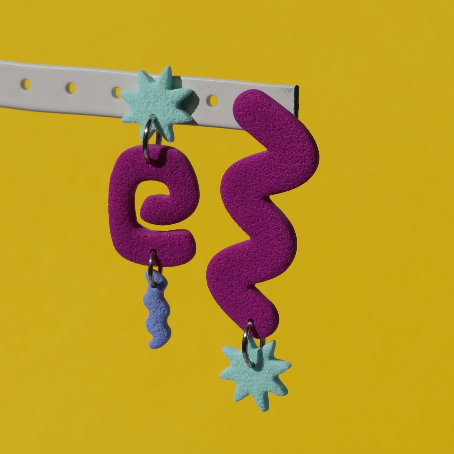 Boucles d'oreilles argile polymère - Asymétrique fushia  | Collection Millie