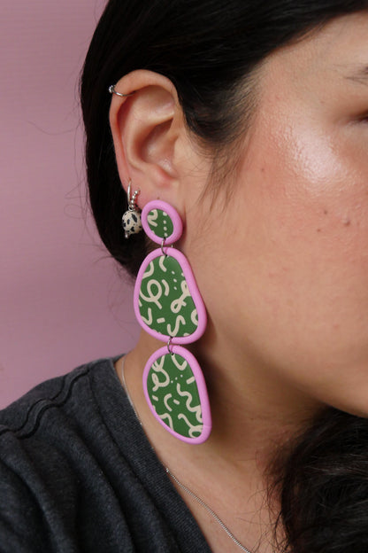 Boucles d'oreilles argile polymère - Doodle vert & rose  | Collection Millie