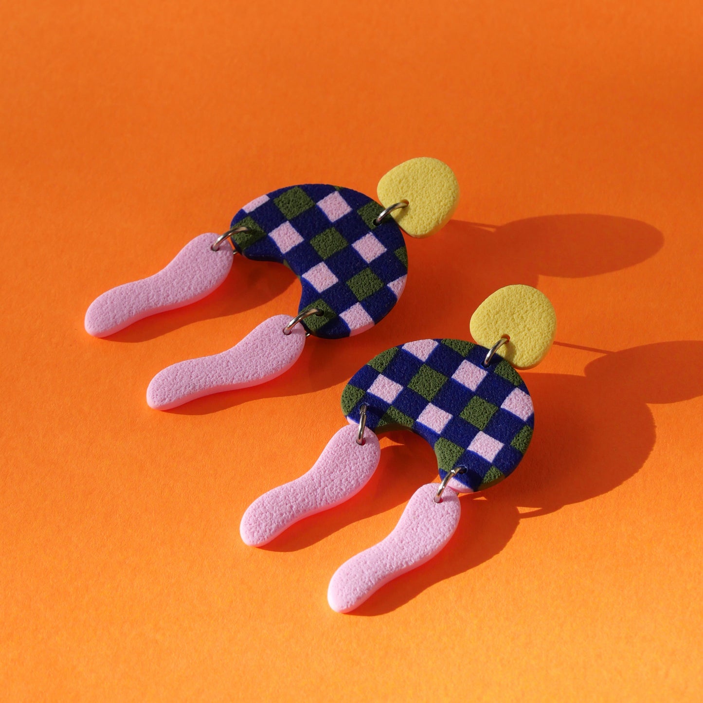 Boucles d'oreilles argile polymère - Damier bleu/vert/rose  | Collection Ysé