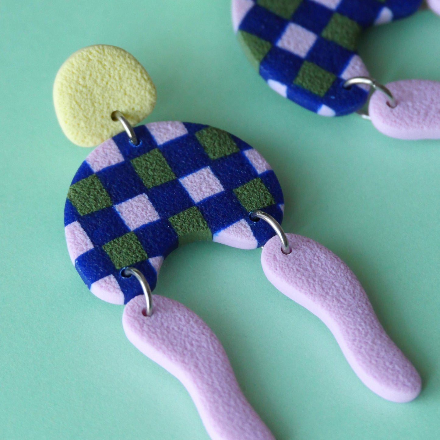 Boucles d'oreilles argile polymère - Damier bleu/vert/rose  | Collection Ysé