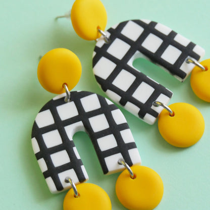 Boucles d'oreilles Arch carreaux et pastille jaune | Collection Permanente