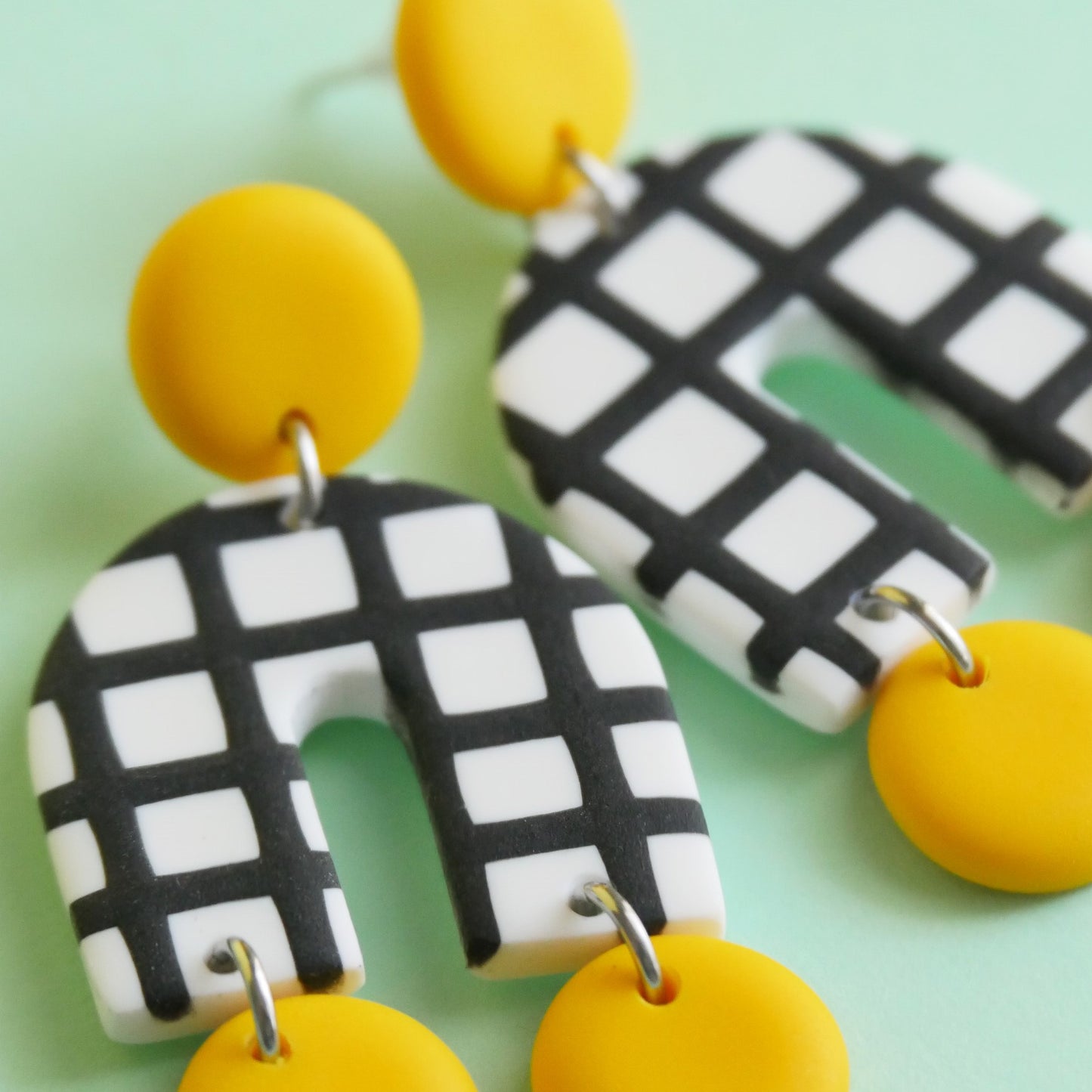 Boucles d'oreilles Arch carreaux et pastille jaune | Collection Permanente