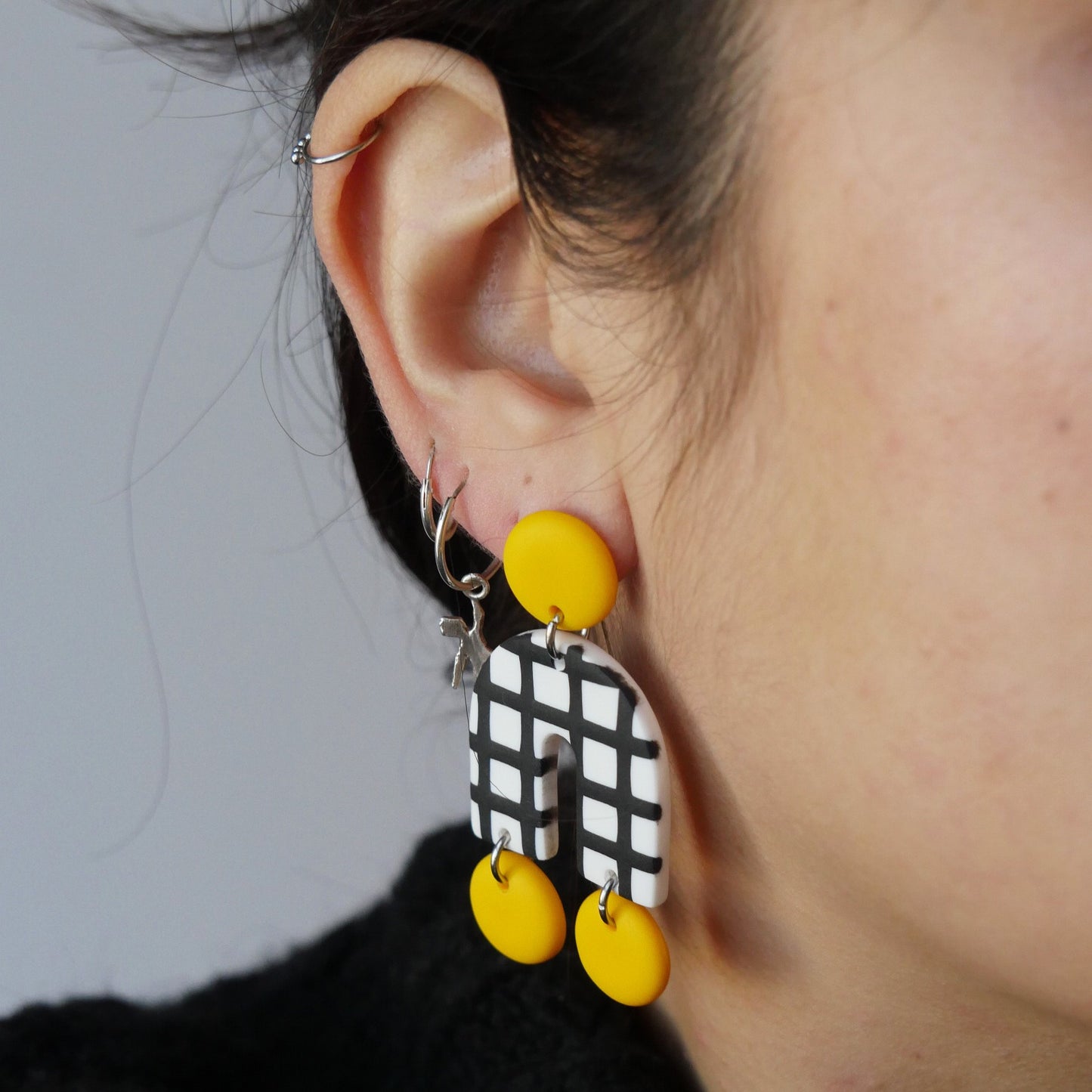 Boucles d'oreilles Arch carreaux et pastille jaune | Collection Permanente