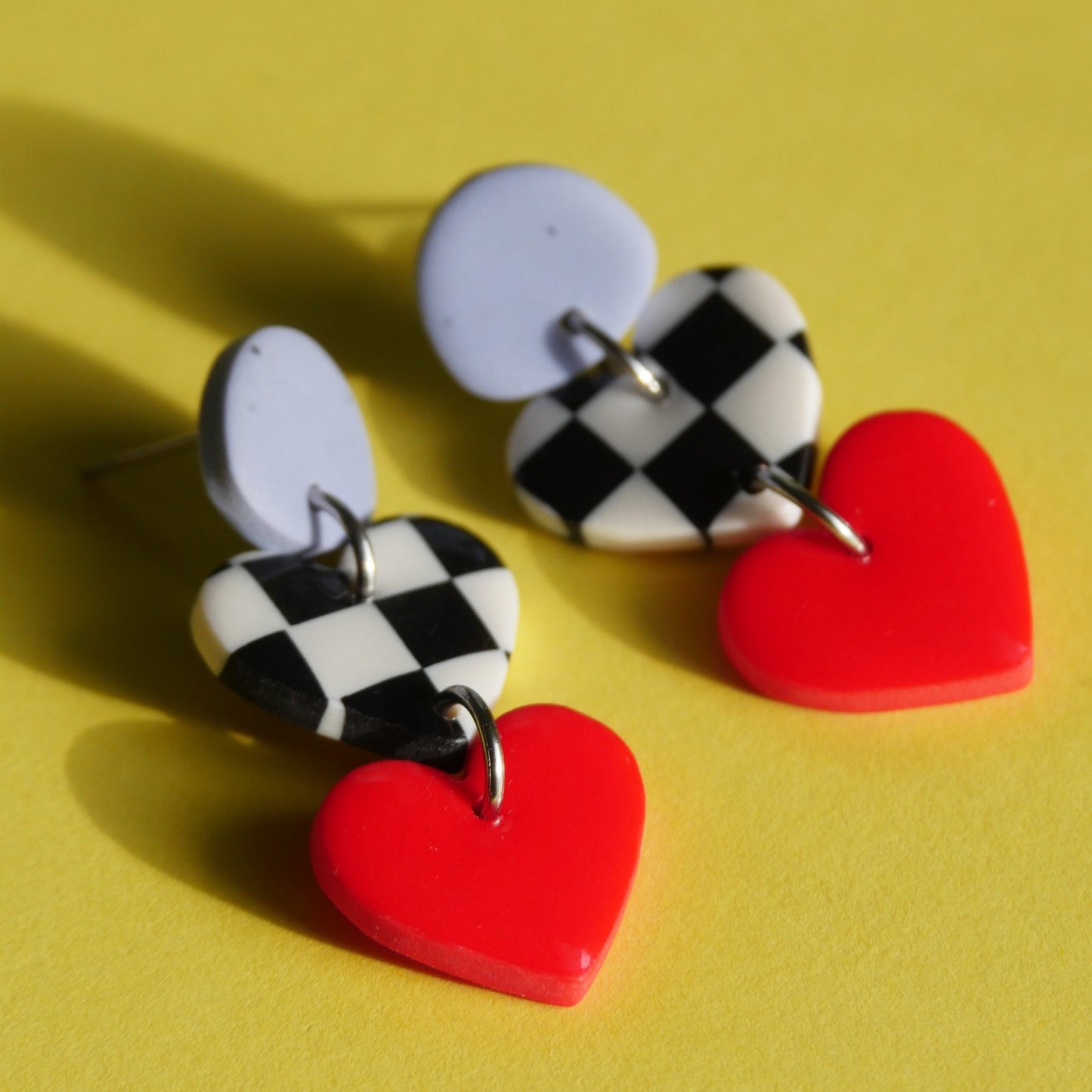 Boucles d'oreilles pendantes - damier & rouge | Collection Louisette