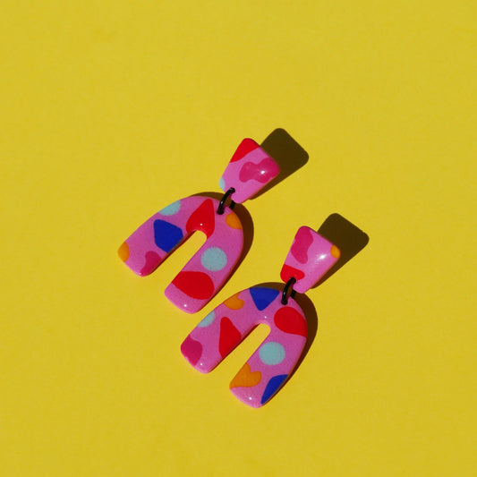 Boucles d'oreilles mini Solveig en argile polymère - Arch rose & confettis | Collection Unique