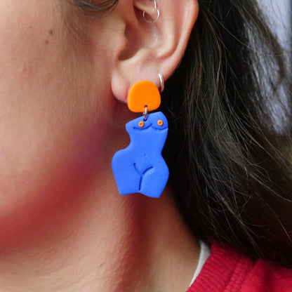 Boucles d'oreilles - corps de femme bleu klein | Collection AGRIPPINE